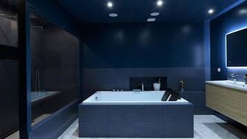 Een bubbelbad, een haardroger, handdoeken