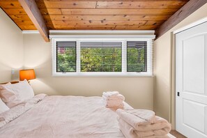 4 bedrooms, iron/ironing board, travel cot, WiFi