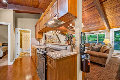 The Slippery Slope Chalet at Pico: Ski-In/Ski-Out Escape at Pico Mountain & Close to Killington.