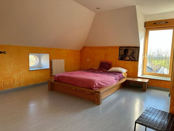 7 bedrooms, bed sheets