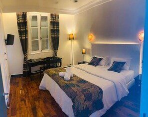 Phòng đôi Deluxe | Bộ đồ giường cao cấp, nệm Select Comfort, két bảo mật tại phòng, bàn 