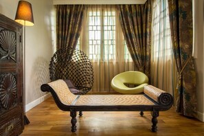 Phòng Suite Premium | Khu phòng khách | TV màn hình phẳng 65-cm có truyền hình vệ tinh, TV 