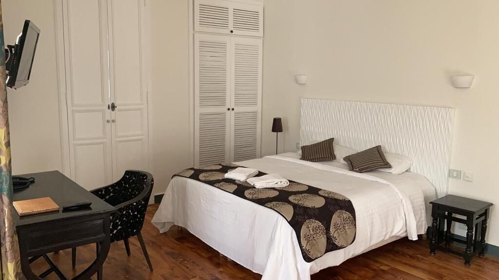 premium suite | premium bedding, select comfort beds, in-room safe, desk