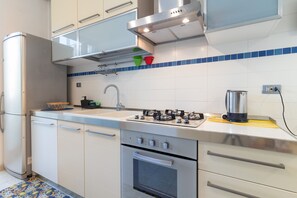 Kühlschrank, Ofen, Herdplatte, Geschirrspüler