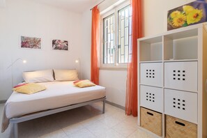 2 makuuhuonetta, silitysrauta/-lauta, ilmainen Wi-Fi, vuodevaatteet