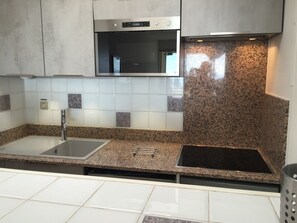 ثلاجة، ميكروويف، فرن، موقد طهي مسطح