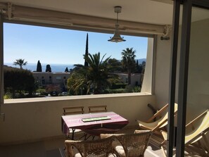 Dining - Cassis, Apartment with terrace, sea and cliff views. Private parking, Wifi. (Cassis)