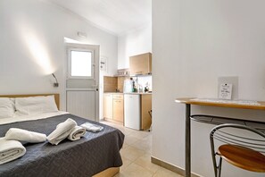 Iron/ironing board, free WiFi, bed sheets - Studio 'With Terrace' with Shared Pool, Wi-Fi and Air Conditioning (?e???da?)