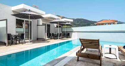 Studio 'With Terrace' with Shared Pool, Wi-Fi and Air Conditioning