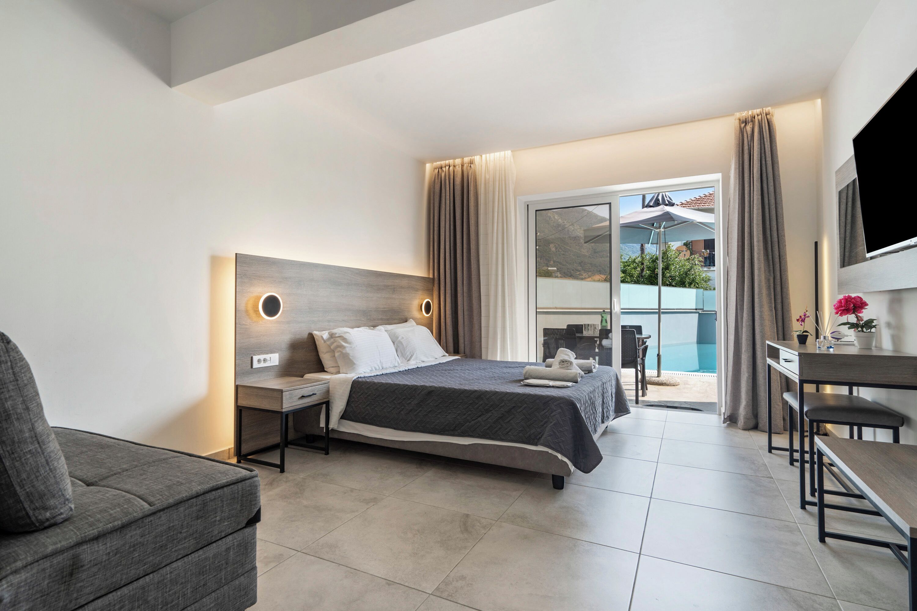 Tabla de planchar con plancha, wifi gratis, ropa de cama