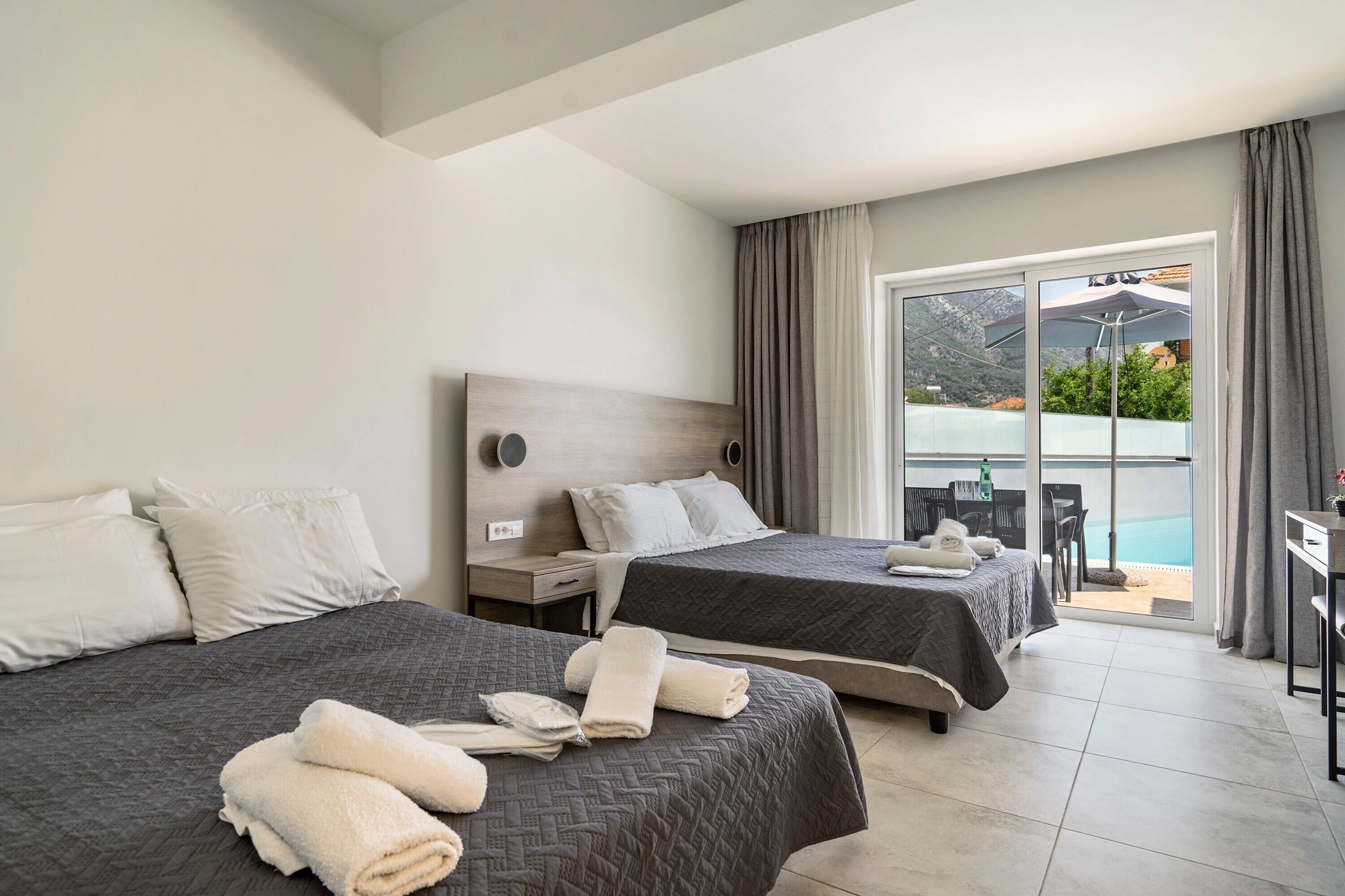 Tabla de planchar con plancha, wifi gratis y ropa de cama 