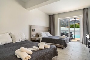 Planxa i posts de planxar, wifi gratuïta i roba de llit 