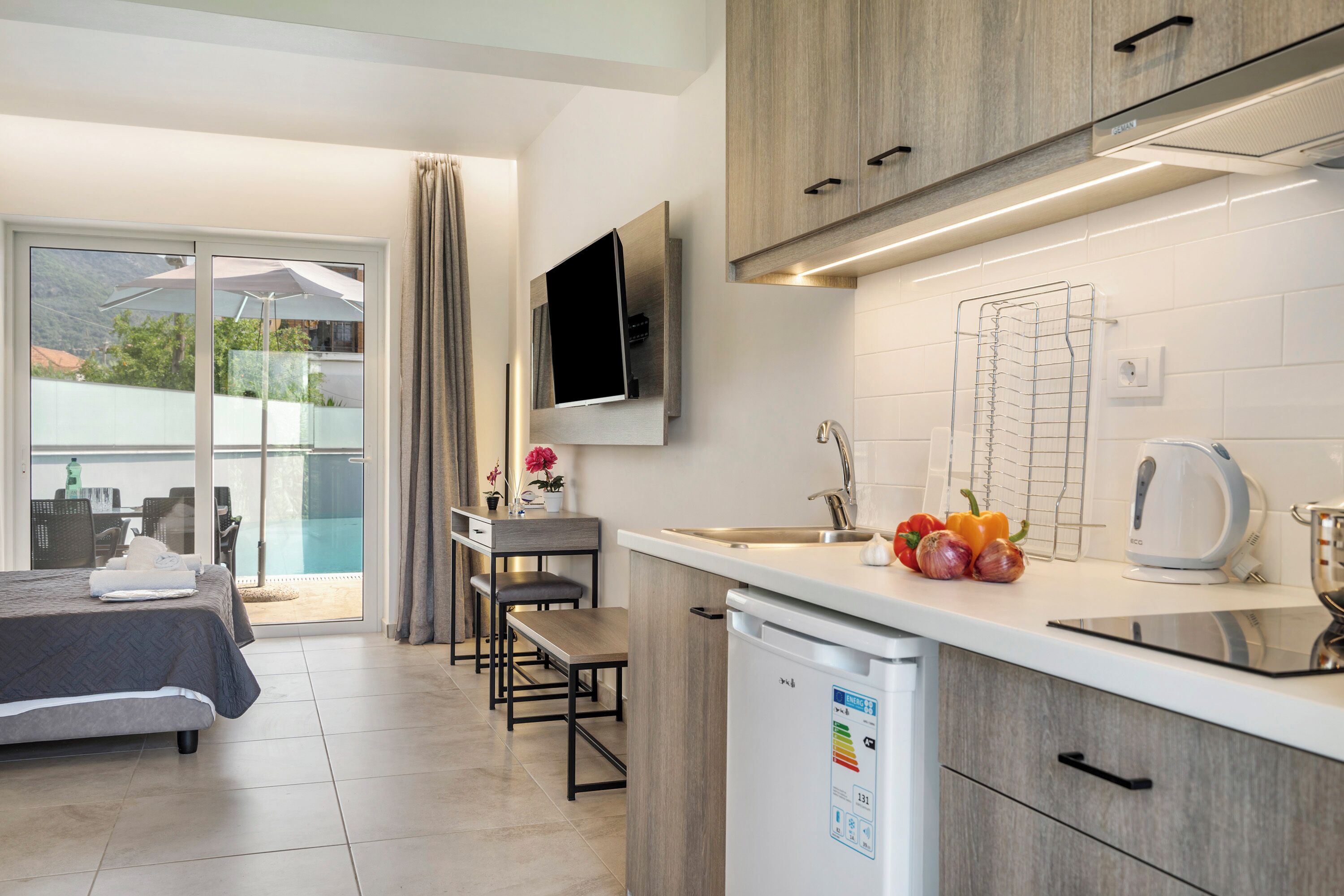 Frigorífico, placa de cocina, hervidor eléctrico y trona infantil