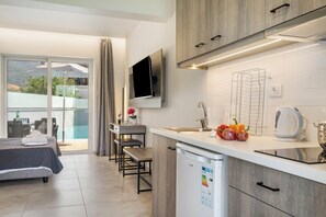 Kühlschrank, Herdplatte, Wasserkocher, Hochstuhl