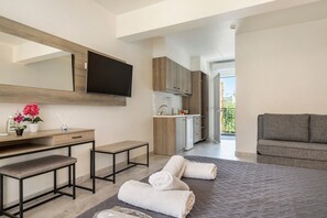 Planxa i posts de planxar, wifi gratuïta i roba de llit 