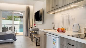 Refrigerador, parrilla de estufa, tetera eléctrica y periquera