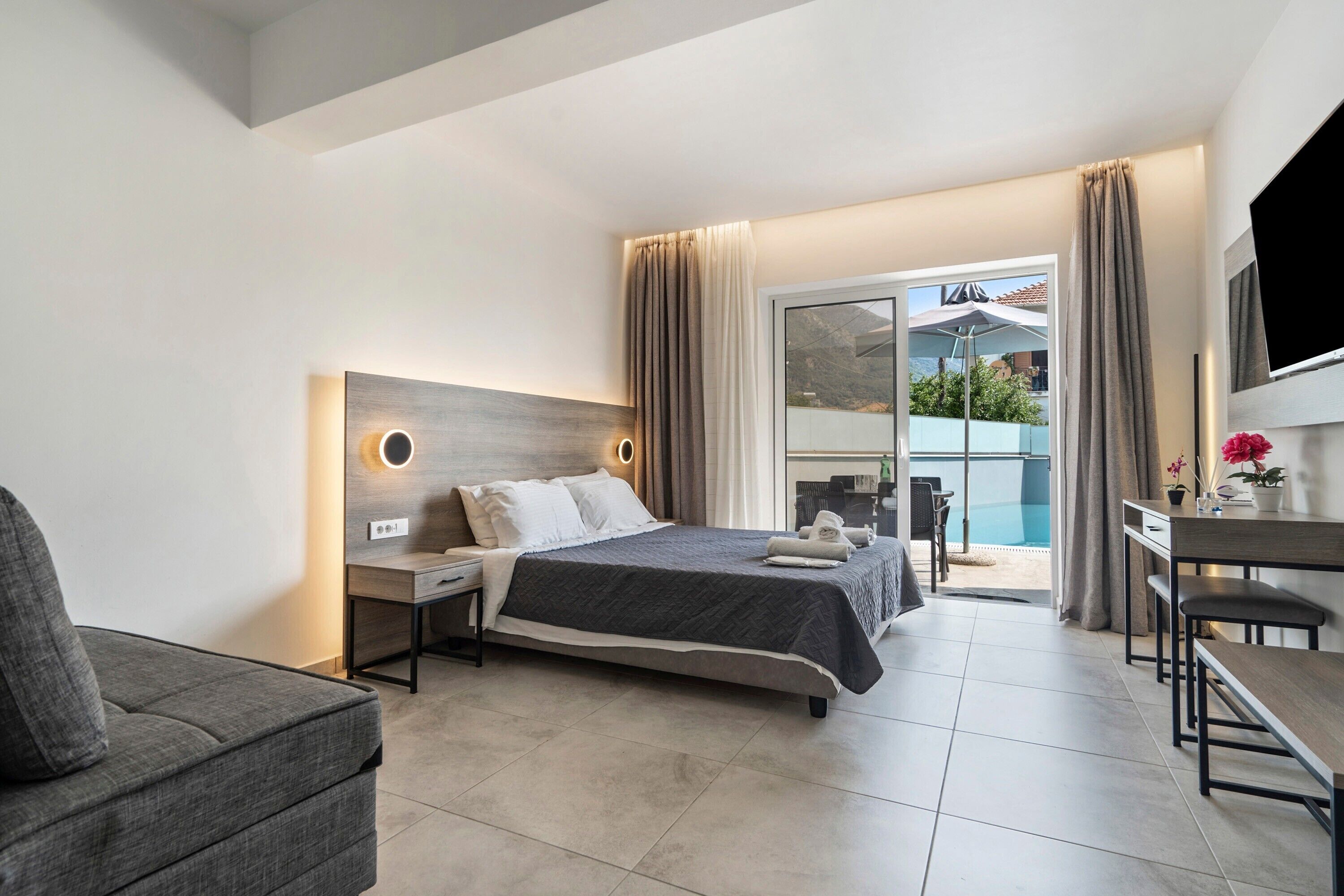 Tabla de planchar con plancha, wifi gratis y ropa de cama 