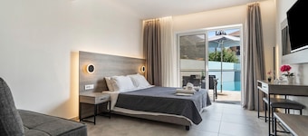 Studio 'King Room with Pool View' with Shared Pool, Wi-Fi and Air Conditioning
