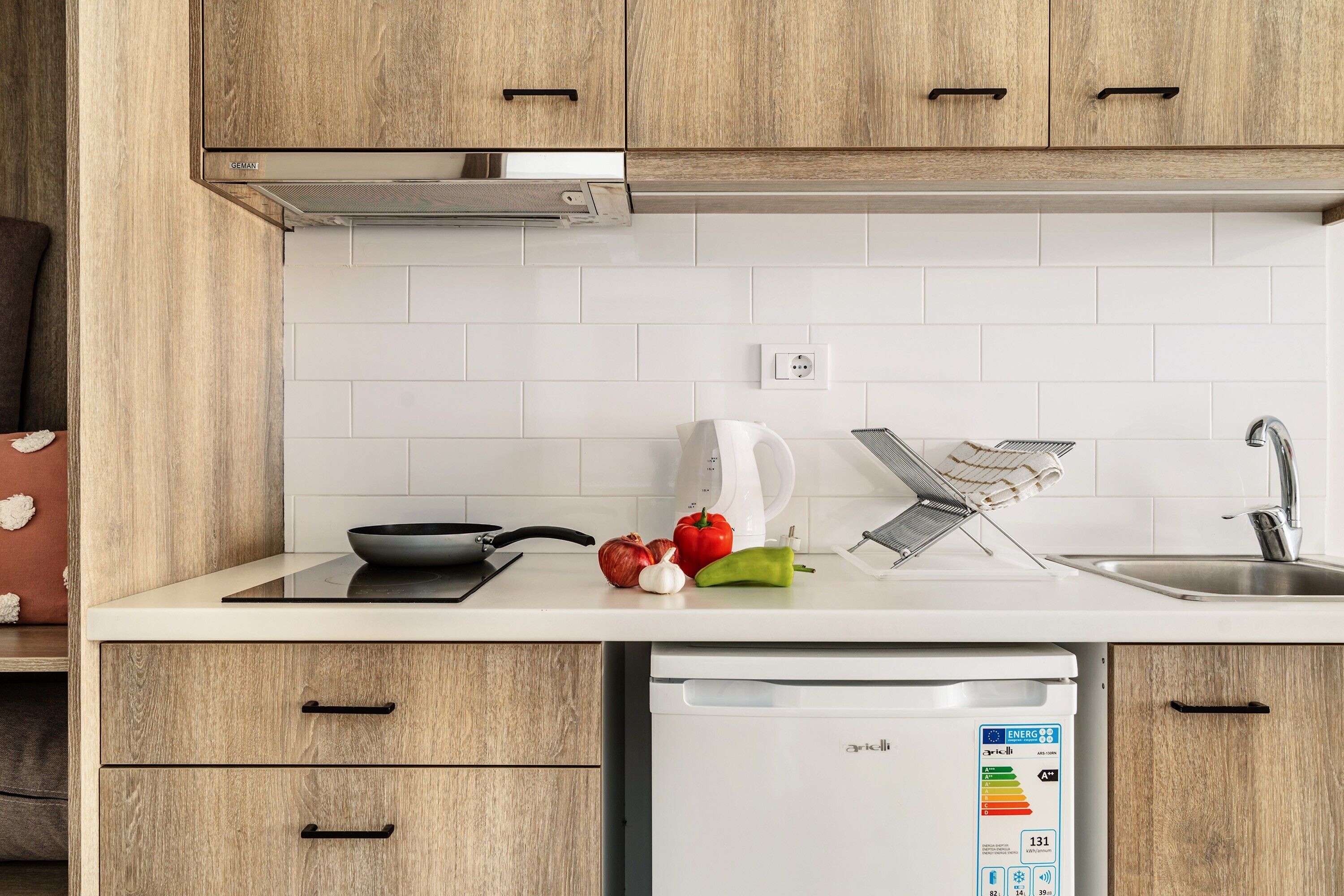 Réfrigérateur, plaque de cuisson, bouilloire électrique, chaise haute