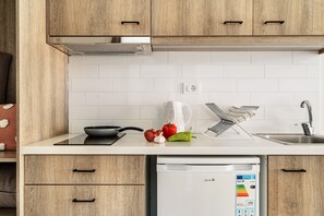 Jääkaappi, liesi, vedenkeitin, syöttötuoli