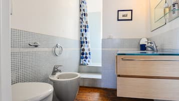 Een douche, een haardroger, handdoeken