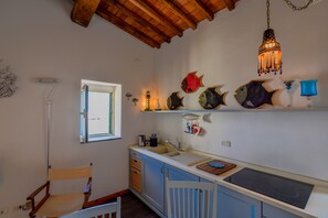 Refrigerador, parrilla de estufa, cafetera y tetera y tetera eléctrica 