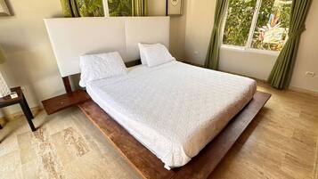 4 bedrooms, desk, WiFi