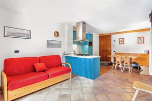 TV - Hotel Apartment "Residence Larice Bianco N6" with Mountain View, Shared Terrace & Wi-Fi (campodolcino)