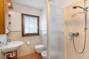 Douche, séchoir à cheveux, serviettes fournies