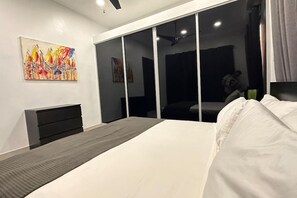 2 habitaciones, escritorio, tabla de planchar con plancha y wifi