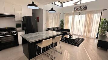 Køleskab, mikrobølgeovn, ovn, kogeplade