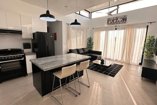 Frigorifero, microonde, forno, piano cottura