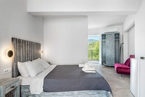 Iron/ironing board, free WiFi, bed sheets - Studio 'King Room - Disability Access' with Shared Pool, Wi-Fi & Air Conditioning (?e???da?)