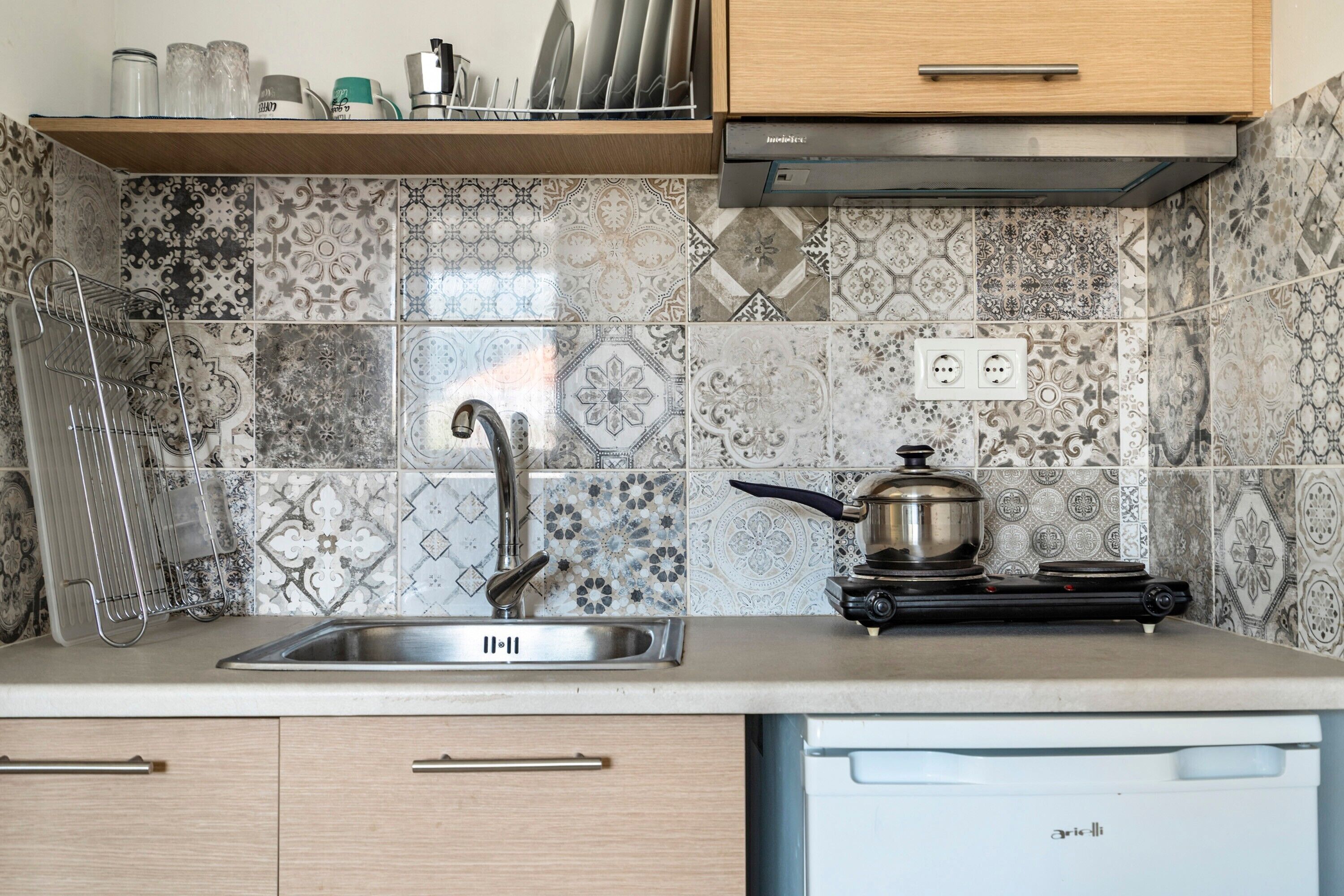 Refrigerador, parrilla de estufa, tetera eléctrica y periquera 