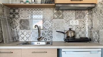 Refrigerador, parrilla de estufa, tetera eléctrica y periquera