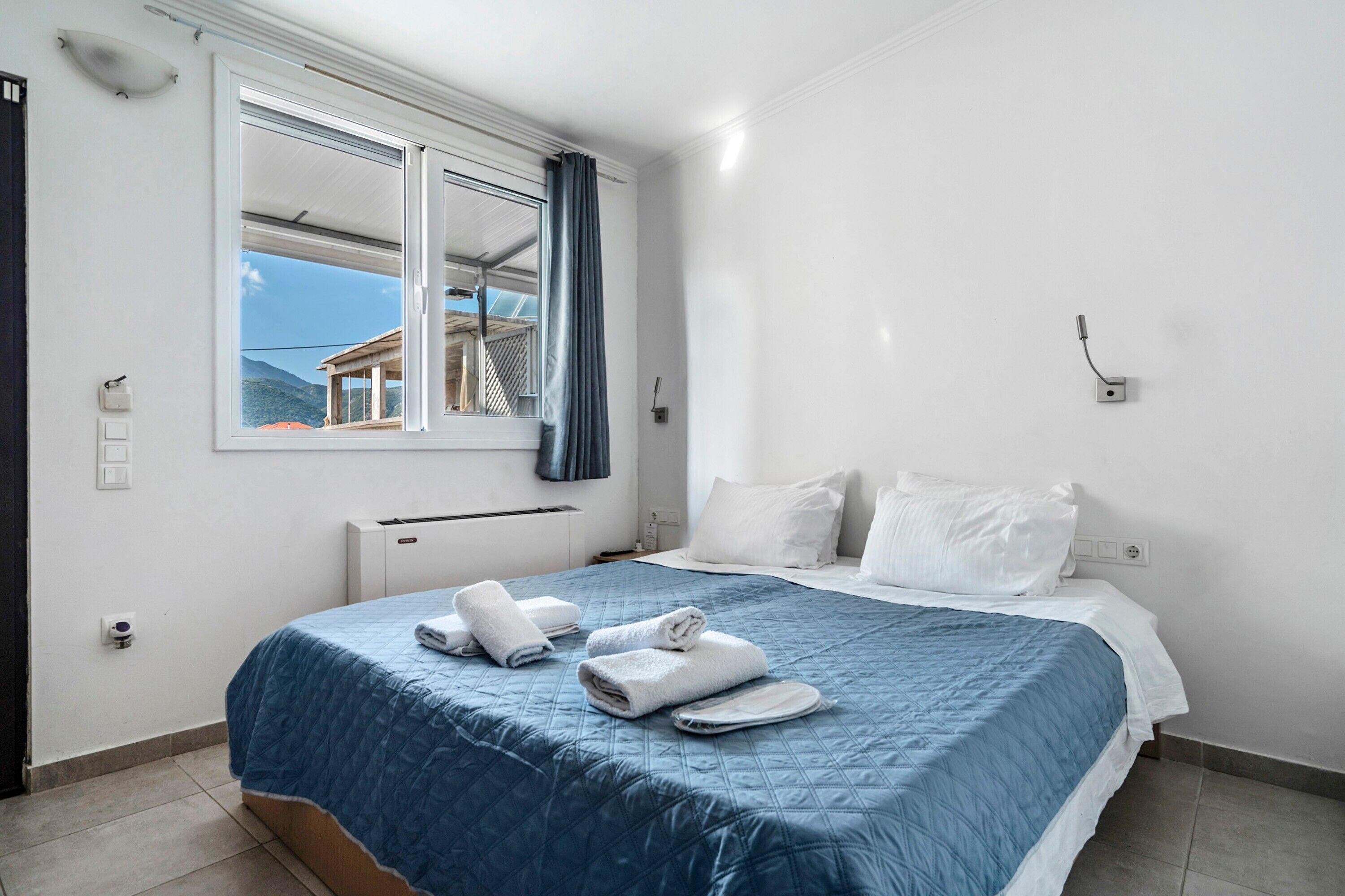 アイロン / アイロン台、WiFi (無料)、ベッドシーツ