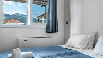 Tabla de planchar con plancha, wifi gratis y ropa de cama