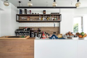 Dining - Apartment 'Deluxe' with Shared Pool, Wi-Fi and Air Conditioning (?e???da?)