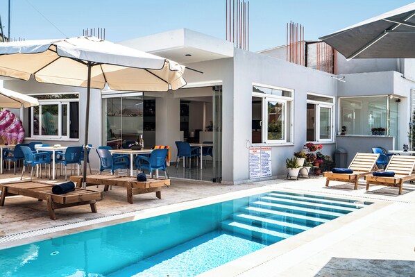 Pool - Apartment 'Deluxe' with Shared Pool, Wi-Fi and Air Conditioning (?e???da?)