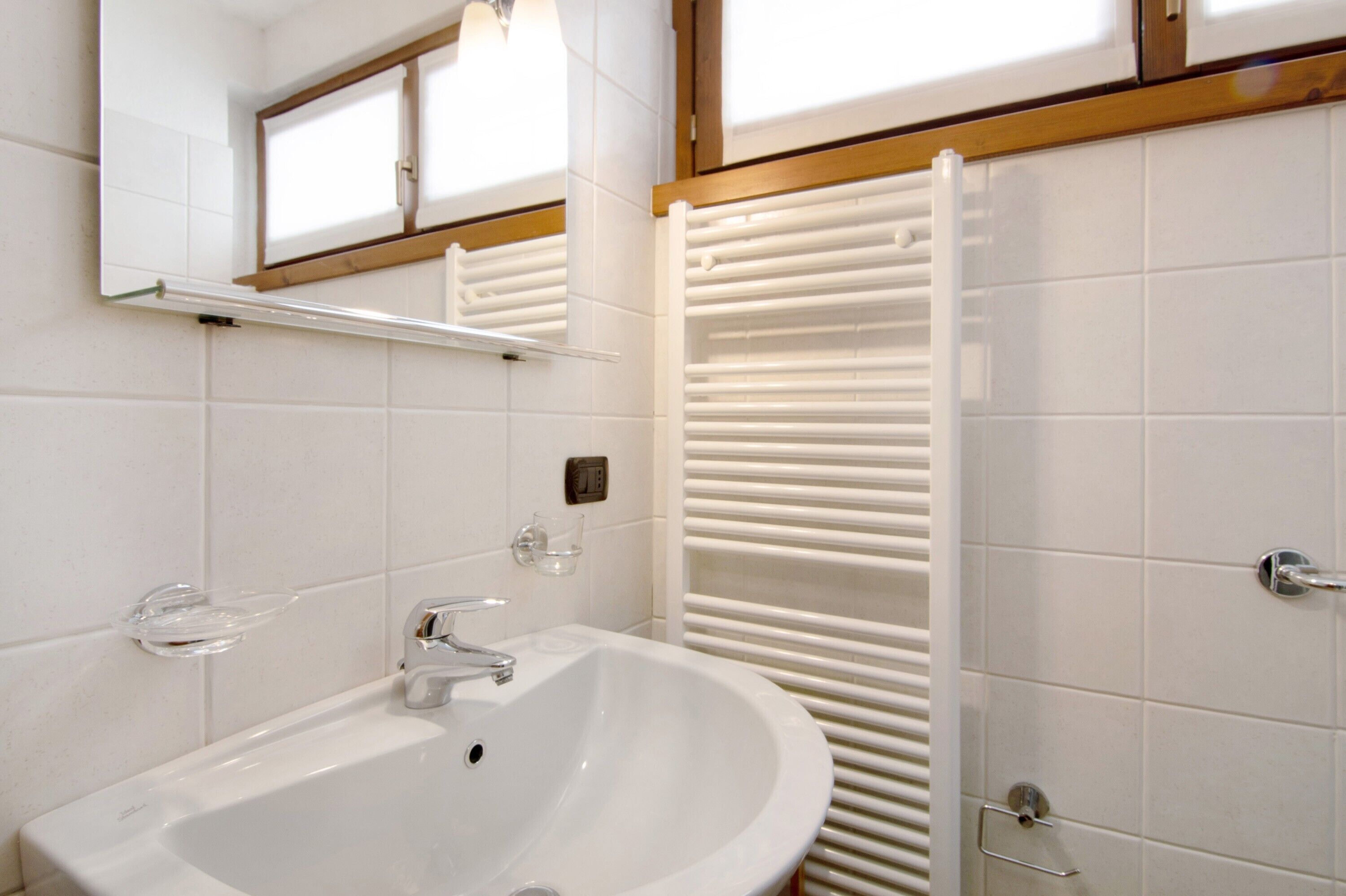 Douche, sèche-cheveux, serviettes fournies