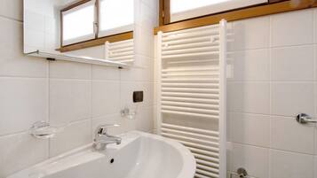 Douche, sĂšche-cheveux, serviettes fournies