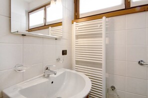 Regadera, secadora de cabello, toallas 