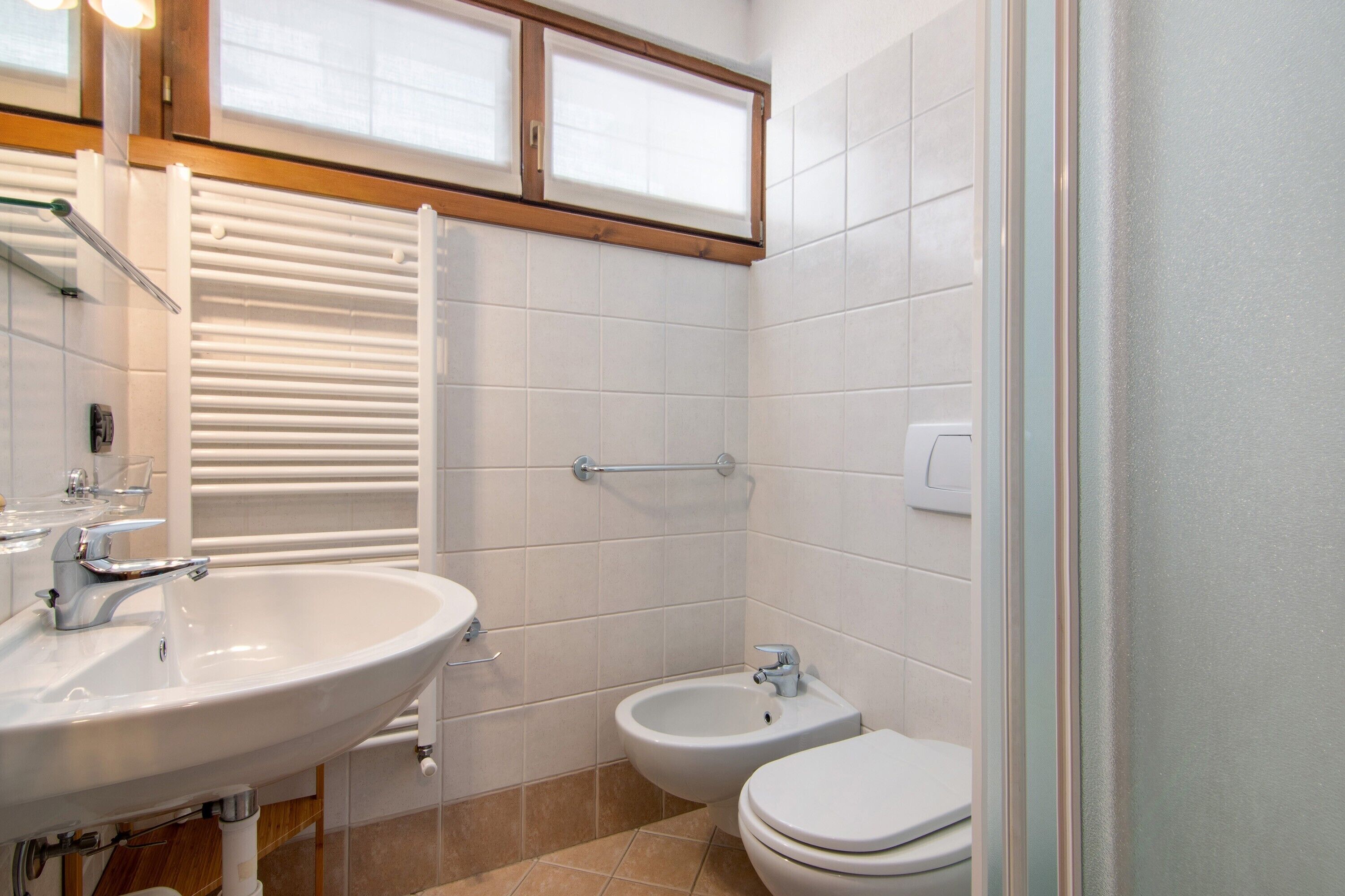 Een douche, een haardroger, handdoeken