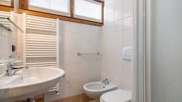 Een douche, een haardroger, handdoeken