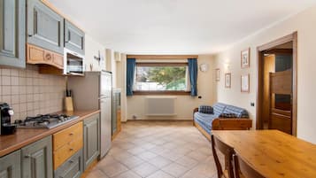 Réfrigérateur, micro-ondes, plaque de cuisson, lave-vaisselle
