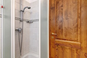 Regadera, amenidades de baño gratuitas, secadora de cabello, toallas 