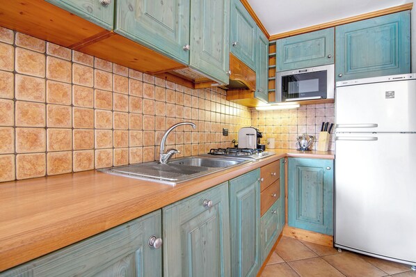 Fridge, microwave, stovetop, dishwasher - Hotel Apartment "Residence Larice Bianco N2" with Shared Terrace & Wi-Fi (campodolcino)