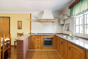 Køleskab, mikrobølgeovn, kogeplade, kaffe-/temaskine