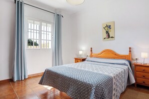 3 makuuhuonetta, silitysrauta/-lauta, ilmainen Wi-Fi, vuodevaatteet