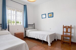 3 bedrooms, iron/ironing board, free WiFi, bed sheets